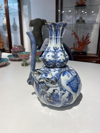 Kendi en porcelaine de Chine en bleu et blanc aux rehauts dor&eacute;s, Chine, Wanli