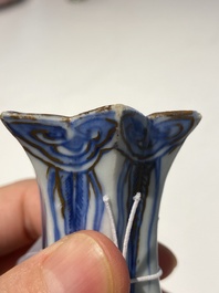 Kendi en porcelaine de Chine en bleu et blanc aux rehauts dor&eacute;s, Chine, Wanli