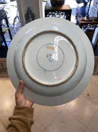 Drie grote Chinese poederblauwe en koperrode schotels met floraal decor, Kangxi