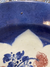Drie grote Chinese poederblauwe en koperrode schotels met floraal decor, Kangxi