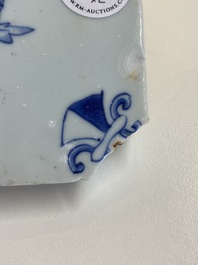 Deux carreaux en porcelaine de Chine en bleu et blanc &agrave; d&eacute;cor d'un lettr&eacute; et d'un gardien, &eacute;poque Transition
