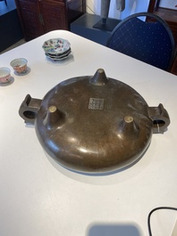 Important br&ucirc;le-parfum tripod en bronze, marque de Xuande &agrave; seize caract&egrave;res, Chine, 17/18&egrave;me