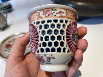 Tasse et soucoupe en porcelaine de Chine famille rose ajour&eacute;es et &agrave; double parois, Yongzheng/Qianlong