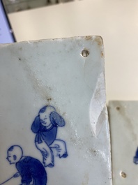 Deux carreaux en porcelaine de Chine en bleu et blanc &agrave; d&eacute;cor de gar&ccedil;ons jouant, Kangxi