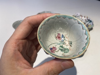 Drie Chinese famille rose 'lotus' koppen en schotels met een geleerde en zijn dienaar, Yongzheng