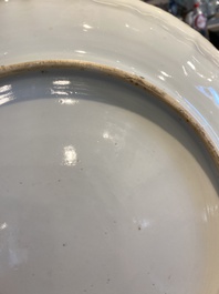 Grand plat en porcelaine de Chine famille verte &agrave; d&eacute;cor d'un couple europ&eacute;en dans une cal&egrave;che, Kangxi