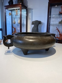 Important br&ucirc;le-parfum tripod en bronze, marque de Xuande &agrave; seize caract&egrave;res, Chine, 17/18&egrave;me