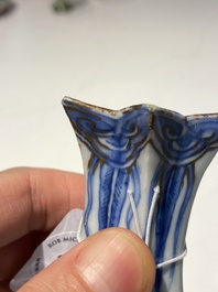 Kendi en porcelaine de Chine en bleu et blanc aux rehauts dor&eacute;s, Chine, Wanli