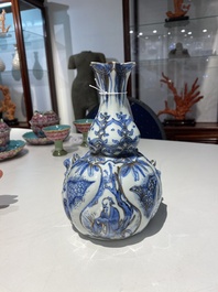 Kendi en porcelaine de Chine en bleu et blanc aux rehauts dor&eacute;s, Chine, Wanli