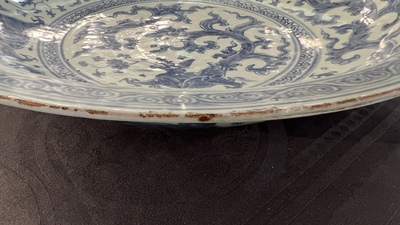 Een uitzonderlijk grote Chinese blauw-witte 'draken' schotel, Ming, 2e helft 15e eeuw