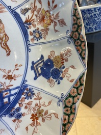 Grand plat en porcelaine de Chine famille verte &agrave; d&eacute;cor d'un couple europ&eacute;en dans une cal&egrave;che, Kangxi