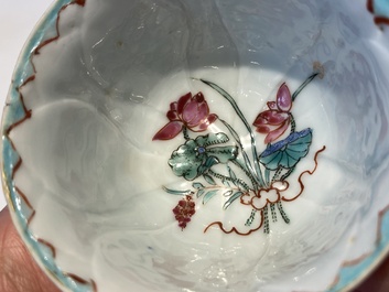 Drie Chinese famille rose 'lotus' koppen en schotels met een geleerde en zijn dienaar, Yongzheng