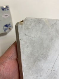 Deux carreaux en porcelaine de Chine en bleu et blanc &agrave; d&eacute;cor d'un lettr&eacute; et d'un gardien, &eacute;poque Transition