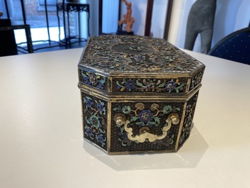 Rare coffret imp&eacute;rial en filigrane d'argent dor&eacute; et &eacute;maill&eacute; incrust&eacute; de pierres pr&eacute;cieuses, Chine, Qianlong