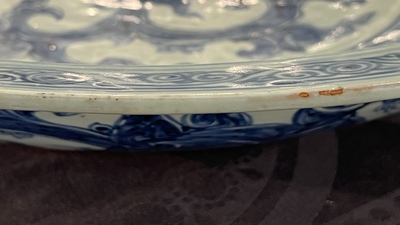 Een uitzonderlijk grote Chinese blauw-witte 'draken' schotel, Ming, 2e helft 15e eeuw
