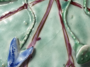 Drie Chinese famille rose 'lotus' koppen en schotels met een geleerde en zijn dienaar, Yongzheng