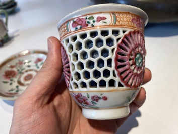 Tasse et soucoupe en porcelaine de Chine famille rose ajour&eacute;es et &agrave; double parois, Yongzheng/Qianlong