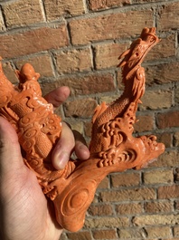 Groupe figurant une Bodhisattva debout et deux dragons en corail rouge, Chine, 19/20&egrave;me