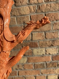 Groupe figurant une Bodhisattva debout et deux dragons en corail rouge, Chine, 19/20&egrave;me