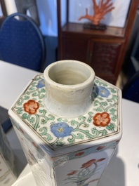 Paire de flacons de forme hexagonale en porcelaine de Chine famille verte, Kangxi