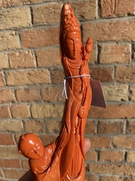 Groupe figurant Guanyin avec un gar&ccedil;on sur une fleur de lotus en corail rouge, Chine, 19/20&egrave;me
