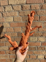 Groupe figurant une Bodhisattva debout et deux dragons en corail rouge, Chine, 19/20&egrave;me