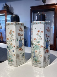 Paire de flacons de forme hexagonale en porcelaine de Chine famille verte, Kangxi