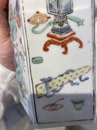 Paire de flacons de forme hexagonale en porcelaine de Chine famille verte, Kangxi
