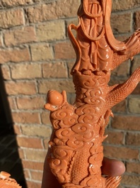 Groupe figurant une Bodhisattva debout et deux dragons en corail rouge, Chine, 19/20&egrave;me