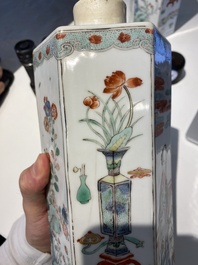 Paire de flacons de forme hexagonale en porcelaine de Chine famille verte, Kangxi