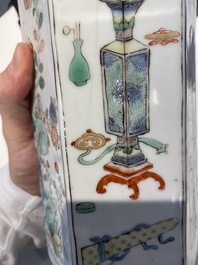 Paire de flacons de forme hexagonale en porcelaine de Chine famille verte, Kangxi