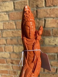 Groupe figurant Guanyin avec un gar&ccedil;on sur une fleur de lotus en corail rouge, Chine, 19/20&egrave;me