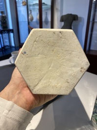 Paire de flacons de forme hexagonale en porcelaine de Chine famille verte, Kangxi