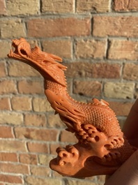 Groupe figurant une Bodhisattva debout et deux dragons en corail rouge, Chine, 19/20&egrave;me