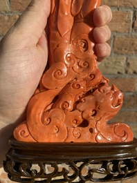Groupe figurant Guanyin avec un gar&ccedil;on sur une fleur de lotus en corail rouge, Chine, 19/20&egrave;me