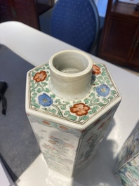 Paire de flacons de forme hexagonale en porcelaine de Chine famille verte, Kangxi