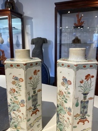 Paire de flacons de forme hexagonale en porcelaine de Chine famille verte, Kangxi