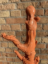 Groupe figurant une Bodhisattva debout et deux dragons en corail rouge, Chine, 19/20&egrave;me