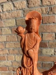 Groupe figurant une Bodhisattva debout et deux dragons en corail rouge, Chine, 19/20&egrave;me