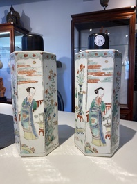 Paire de flacons de forme hexagonale en porcelaine de Chine famille verte, Kangxi
