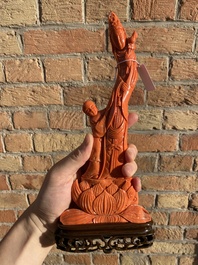 Groupe figurant Guanyin avec un gar&ccedil;on sur une fleur de lotus en corail rouge, Chine, 19/20&egrave;me
