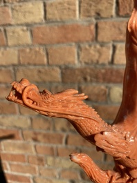 Groupe figurant une Bodhisattva debout et deux dragons en corail rouge, Chine, 19/20&egrave;me