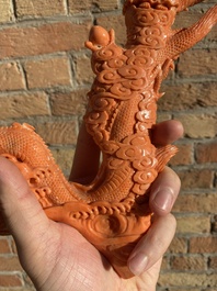 Groupe figurant une Bodhisattva debout et deux dragons en corail rouge, Chine, 19/20&egrave;me