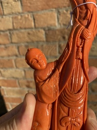 Groupe figurant Guanyin avec un gar&ccedil;on sur une fleur de lotus en corail rouge, Chine, 19/20&egrave;me