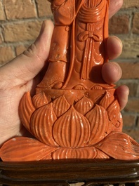 Groupe figurant Guanyin avec un gar&ccedil;on sur une fleur de lotus en corail rouge, Chine, 19/20&egrave;me
