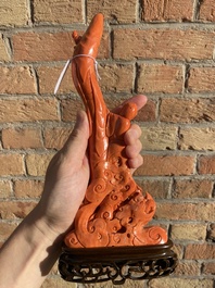 Groupe figurant Guanyin avec un gar&ccedil;on sur une fleur de lotus en corail rouge, Chine, 19/20&egrave;me