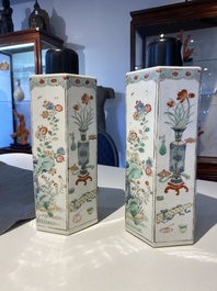 Paire de flacons de forme hexagonale en porcelaine de Chine famille verte, Kangxi