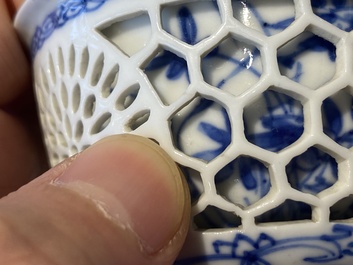 Paire de tasses et soucoupes ajour&eacute;es et &agrave; double parois en porcelaine de Chine en bleu et blanc, Kangxi