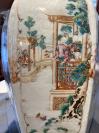 Paire de vases de forme hexagonale en porcelaine de Chine famille rose &agrave; sujet mandarin, Qianlong