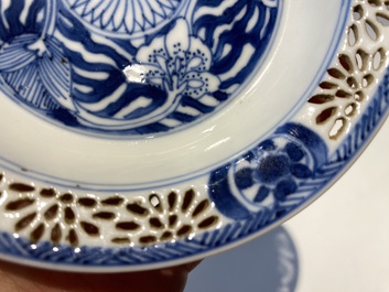 Paire de tasses et soucoupes ajour&eacute;es et &agrave; double parois en porcelaine de Chine en bleu et blanc, Kangxi